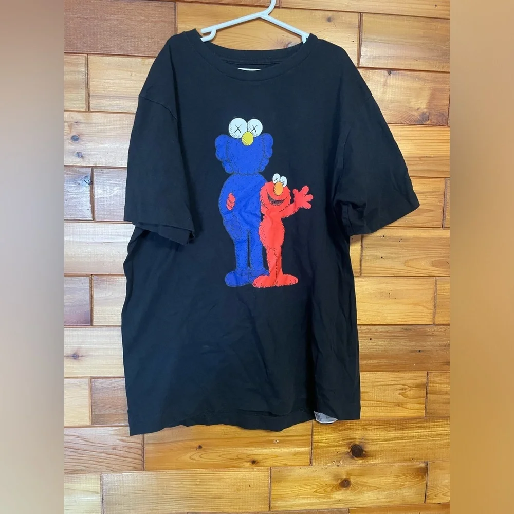 Uniqlo Kaws Sesame Street Elmo Glover Short Sleeve Black T-Shirt Size S - Picture 1 of 4